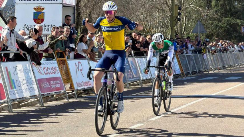 El Pelotón Luke David Valenti se impone en el Circuito Guadiana en el estreno de la Copa de España Élite y Sub-23 2026 Luke David Valenti Copa de España Circuito del Guadiana Equipo Cortizo