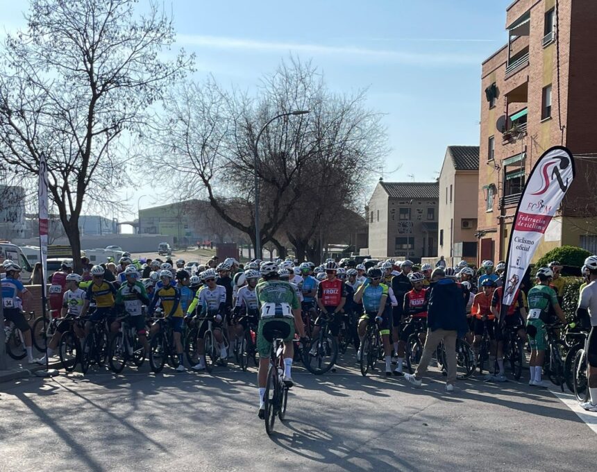 Salida del Trofeo Olías Industrial 2026 (Foto: Facebook Club Ciclista Olías del Rey)