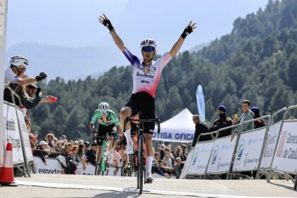 El neozelandés del Burgos Burpellet BH protagonizó otra larga escapada en la jornada inicial en San Felíu de Guixols y aguantó en solitario hasta los últimos once kilómetros de la etapa Josh Burnett Volta Catalunya Josh Burnett, escapado en la parte final de la primera etapa. Foto: Luis Ángel Gómez / Sprint Cycling Agency El Burgos Burpellet BH comenzó su séptima participación en la Volta a Catalunya siendo protagonista desde la escapada. Josh Burnett, uno de los ciclistas morados más activos en este inicio de temporada, entró en la fuga del día y dio la cara en el terreno final de media montaña. De los cinco escapados, fue el que más lejos llegó, aguantando en solitario al frente de la carrera hasta los últimos once kilómetros del recorrido. El pelotón se seleccionó mucho en los repechos finales y José Manuel Díaz se mantuvo entre los más fuertes de la carrera. Un pinchazo en la aproximación a meta le hizo llegar cortado, pero recibió el mismo tiempo del grupo principal al producirse dentro de la zona de protección. San Felíu de Guixols dio un año más el banderazo de salida a una nueva edición de la Volta a Catalunya. Cinco corredores se lanzaron pronto a por la fuga en el ascenso al Alt de Romanya. Josh Burnett fue el elegido por parte del Burgos Burpellet BH y coronó en segunda posición este primer paso puntuable. También sumó en el posterior Alt de Sant Hilari, pero no pudo hacerse con el maillot de la montaña. En el descenso del puerto, lograba bonificar dos segundos en el sprint intermedio de Arbúcias. Josh Burnett Volta Catalunya El neozelandés completó su quinta fuga de la temporada. Foto: Luis Ángel Gómez / Sprint Cycling Agency La ventaja máxima alcanzó los cuatro minutos, aunque cayó rápidamente tras este último alto de montaña. Los fugados aceleraron el ritmo camino de Llagostera y llegaron agrupados a Tosa de Mar. Allí comenzó una serie de duros repechos junto a la costa en los que la escapada perdió integrantes, lo que dejó a Burnett en solitario en cabeza de carrera. El neozelandés aguantó al frente hasta los últimos once kilómetros, momento en el que fue atrapado por un grupo que rodaba enfilado y a mucha velocidad. El pelotón principal había perdido unidades en cada pequeña subida y varios de los morados quedaron en un segundo grupo a poco más de un minuto de diferencia. Sí logró aguantar delante José Manuel Díaz, el ganador de la reciente Clàssica Terres de l’Ebre. El jienense no pudo llegar a meta con los favoritos, ya que sufrió un pinchazo a menos de 4 kilómetros de la meta, pero no sufrió pérdida de tiempo de cara a la general gracias a la zona de protección habilitada para averías y caídas en el final de cada etapa. José Manuel Díaz Volta Catalunya José Manuel Díaz se mantiene en la pelea por la general. Foto: Luis Ángel Gómez / Sprint Cycling Agency Josh Burnett: “Ha sido un día estupendo en la escapada para empezar la semana aquí en Cataluña. Para mí es muy especial correr en un lugar de España en el que me siento como en casa, con algunos amigos animándome en la carretera. ¡Espero que haya más momentos así esta semana!”. La segunda etapa de la Volta a Catalunya incluirá nuevamente un final de media montaña que podría animar la carrera y eliminar a los sprinters. Serán 168 kilómetros los que separen Figueras de Bañolas en la provincia de Gerona. Únicamente habrá un pequeño alto puntuable al inicio de la jornada, pero el terreno dista mucho de ser llano. En la segunda mitad, especialmente tras el sprint intermedio de Besalú, se encadenarán una serie de repechos no puntuables camino de Olot. Finalmente, un rápido descenso llevará a los corredores hasta la meta en Bañolas.