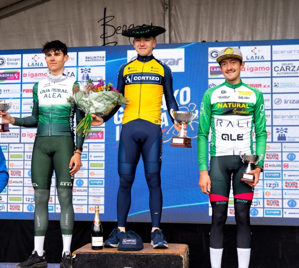 El Pelotón Remada prodigiosa de Aimar Tadeo (Equipo Cortizo) en Gorla Podio en Gorla 2026 con Tadeo, Pérez y Crause (Foto: Óscar Blanco)