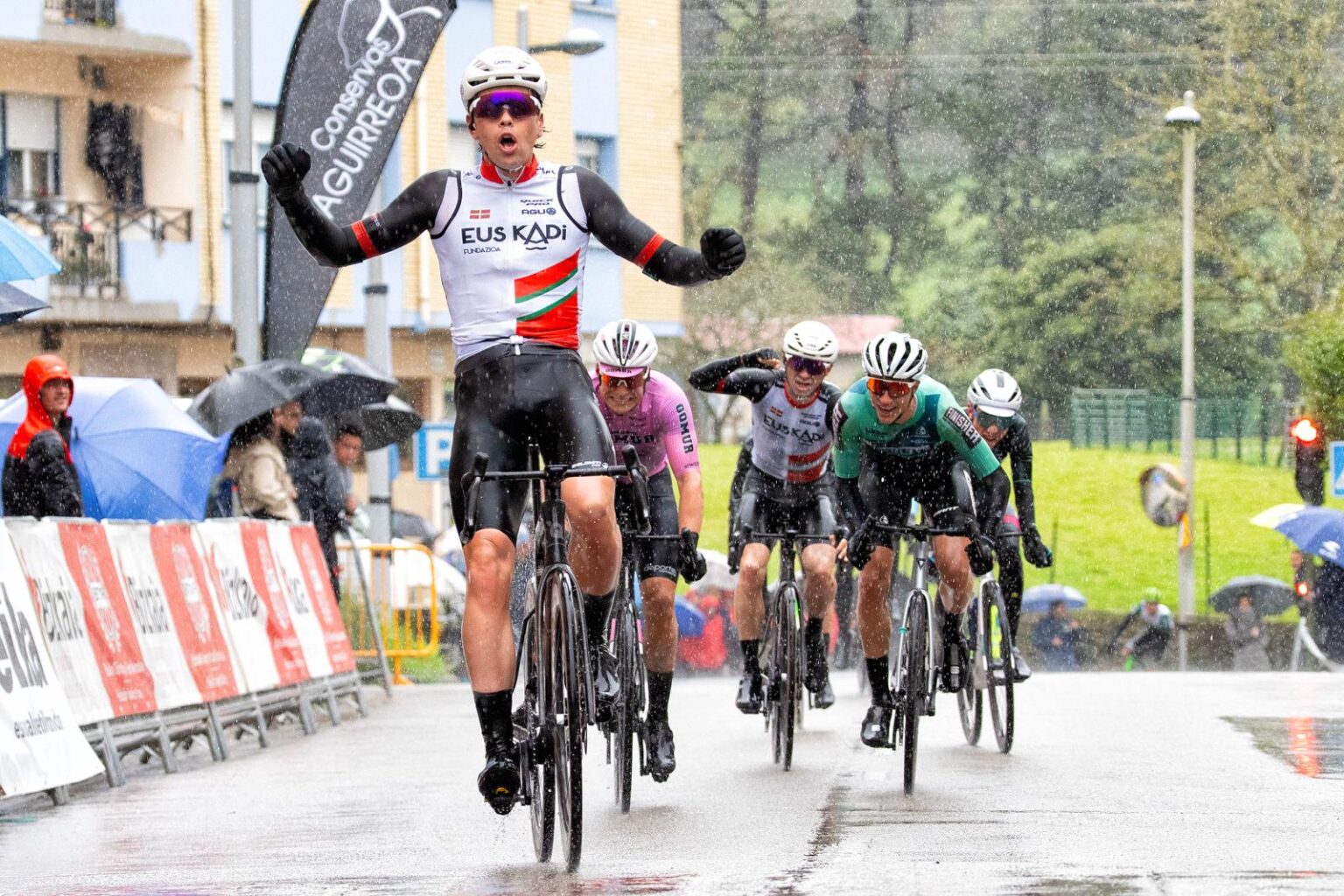 El Pelotón Alain Suárez (Fundación Euskadi) vence bajo la lluvia en Berriatua