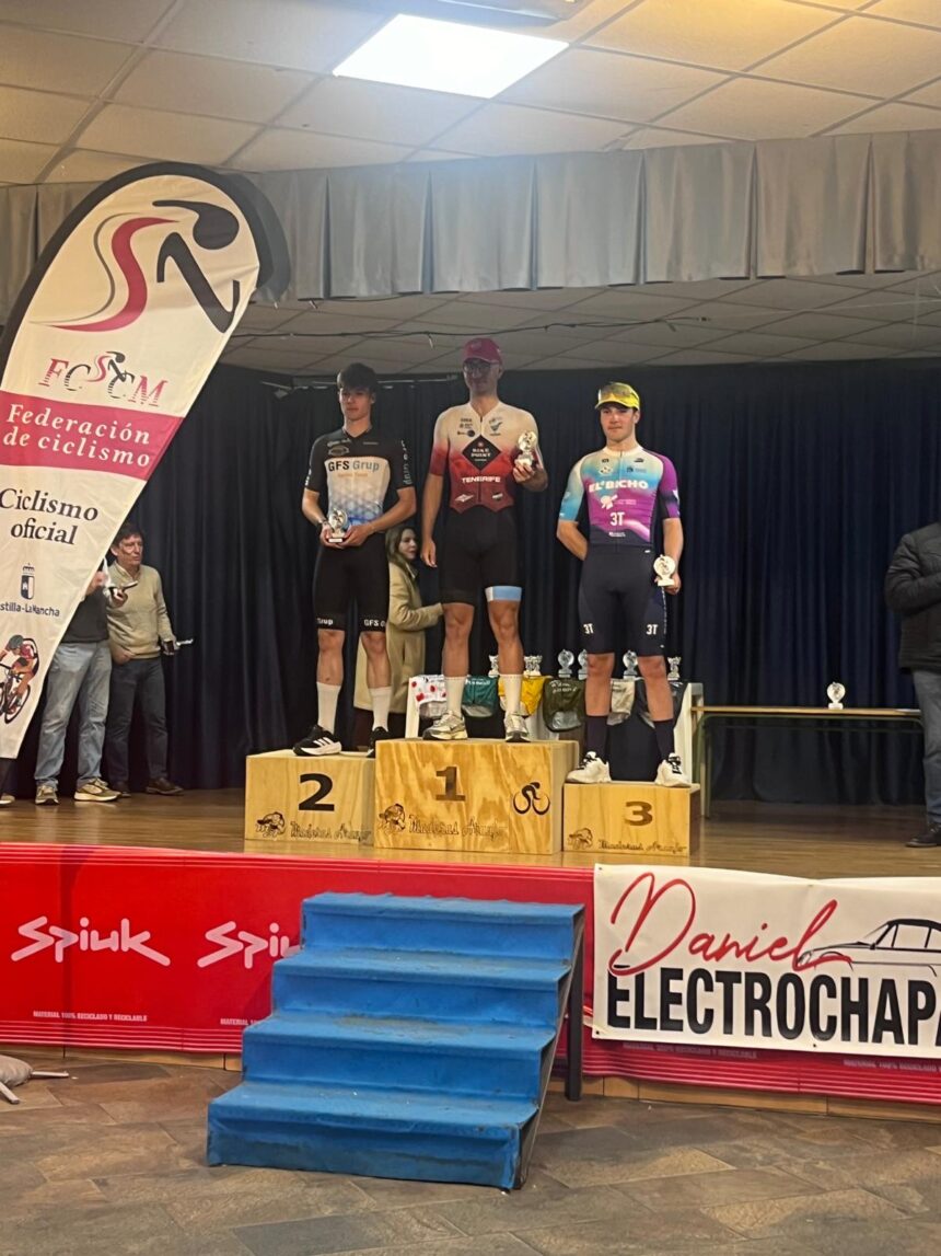 El Pelotón Juan María Cuella levanta los brazos en el Trofeo Pueblo de Pepino