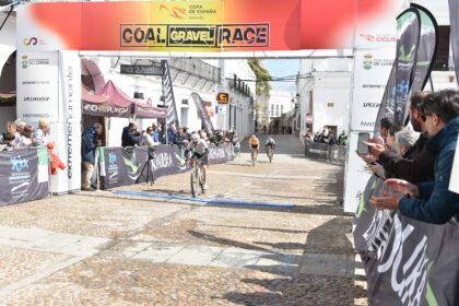 El Pelotón Alejandro Ropero y Sandra Alonso vencen en una emocionante Coal Gravel Race de Llerena