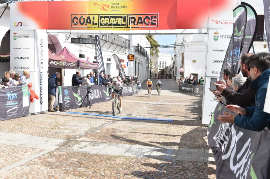 El Pelotón Alejandro Ropero y Sandra Alonso vencen en una emocionante Coal Gravel Race de Llerena