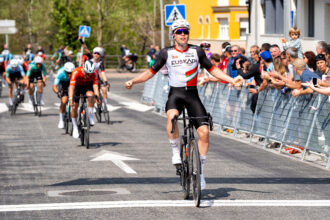 El Pelotón Alain Suárez (Fundación Euskadi) se impone con autoridad al esprint en Markina