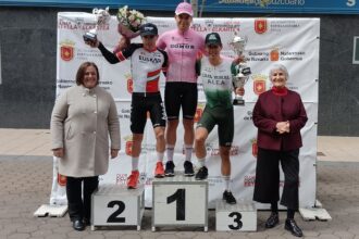 El Pelotón Sergio Gutiérrez (Gomur-Cantabria Deporte) lidera la volata de Estella