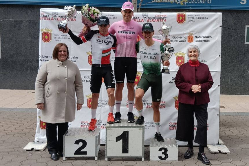El Pelotón Sergio Gutiérrez (Gomur-Cantabria Deporte) lidera la volata de Estella Podio Memorial Zunzarren 2026 (Foto: @Mertxe_Beriain)