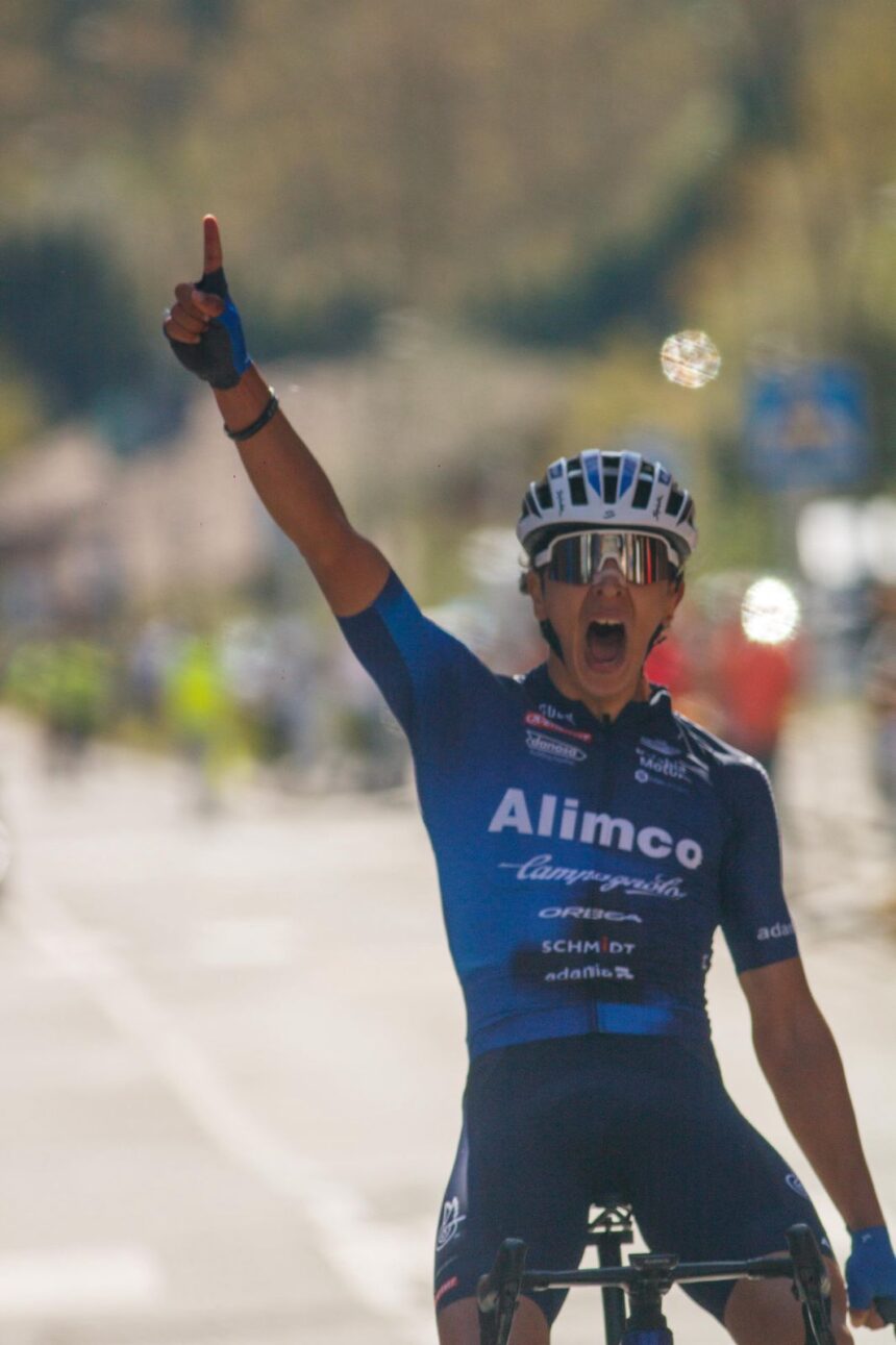 El Pelotón ALIMCO CAMPAGNOLO se exhibe en Amorebieta con el triunfo de Mauro Ibáñez y la victoria por equipos