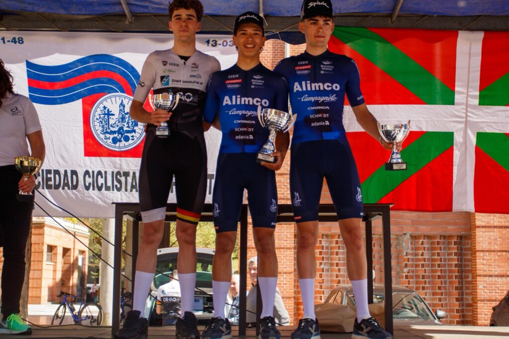 El Pelotón ALIMCO CAMPAGNOLO se exhibe en Amorebieta con el triunfo de Mauro Ibáñez y la victoria por equipos