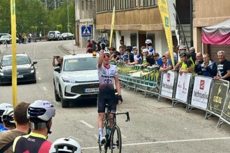 Entrada en la meta de Torre del Bierzo de Martín Fernández (Foto: Pilar García - MMR Academy)