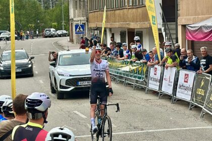 Entrada en la meta de Torre del Bierzo de Martín Fernández (Foto: Pilar García - MMR Academy)