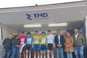 El Pelotón Juan Bastida reclama el liderato de la Challenge de San Juan 2026 con un portentoso esprint en Camargo