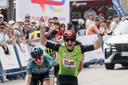 El Pelotón Exhibición de Gabriel Layrac para vestirse de líder en el arranque de la Vuelta Asturias