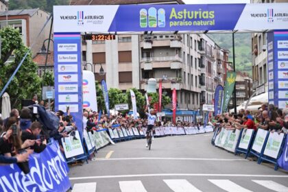 El Pelotón Nairo Quintana conquista Pola de Lena y se coloca líder de la Vuelta a Asturias