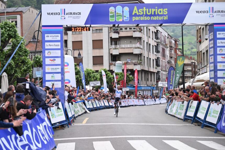 El Pelotón Nairo Quintana conquista Pola de Lena y se coloca líder de la Vuelta a Asturias