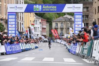 El Pelotón Édgar Cadena se llevó la tercera etapa de la Vuelta Asturias