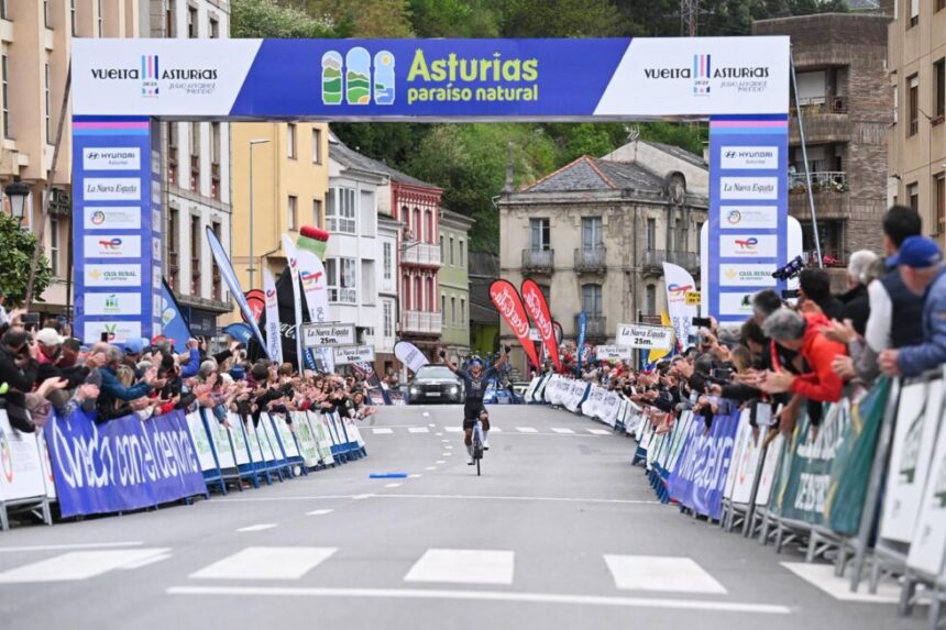 El Pelotón Édgar Cadena se llevó la tercera etapa de la Vuelta Asturias