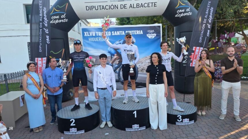 El Pelotón Eloy Teruel (XWS-Ricardo Fuentes) se lleva en solitario el Trofeo Santa Quiteria de Higueruela Podio del Trofeo Santa Quiteria de Higueruela 2026 (Foto: Julian Palomar)