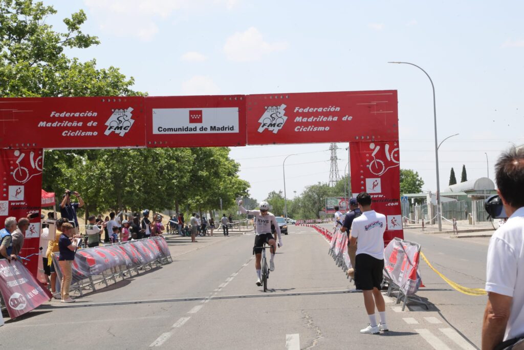 El Pelotón Móstoles corona a Alejandro Gómiz y reparte los premios del Campeonato de Madrid paralímpico y femenino