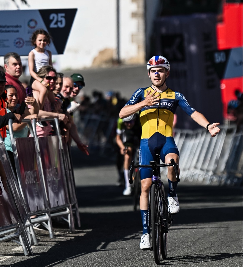El Pelotón Aimar Tadeo (Equipo Cortizo) empieza liderando Navarra desde la fuga Aimar Tadeo vence la 1ª etapa de Vuelta Navarra 2026 (Foto: @VueltaNavarra_)