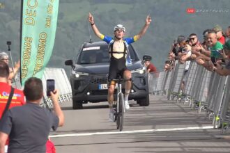 Noval gana en el alto de Polio, Vuelta a la Montaña Central de Asturias (Imagen: Sportpublic TV)