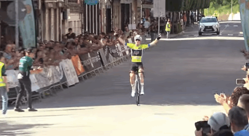 El Pelotón Benjamín Noval (MMR Academy) vence de amarillo en el patio de su casa de Laviana Noval, ganador en Laviana de la 3ª etapa de la Vuelta a la Montaña Central de Asturias 2026 (Imagen-SportpublicTV)