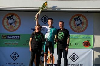 El Pelotón El Equipo Controlpack se impone en las metas volantes de la Clàssica Isaac Gálvez con Llibert Sendrós