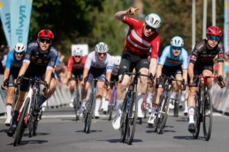 El Pelotón Eñaut Urkaregi vuelve a subir al podio en la 2ª etapa de la Carrera de la Paz y sigue liderando la clasificación de los jóvenes