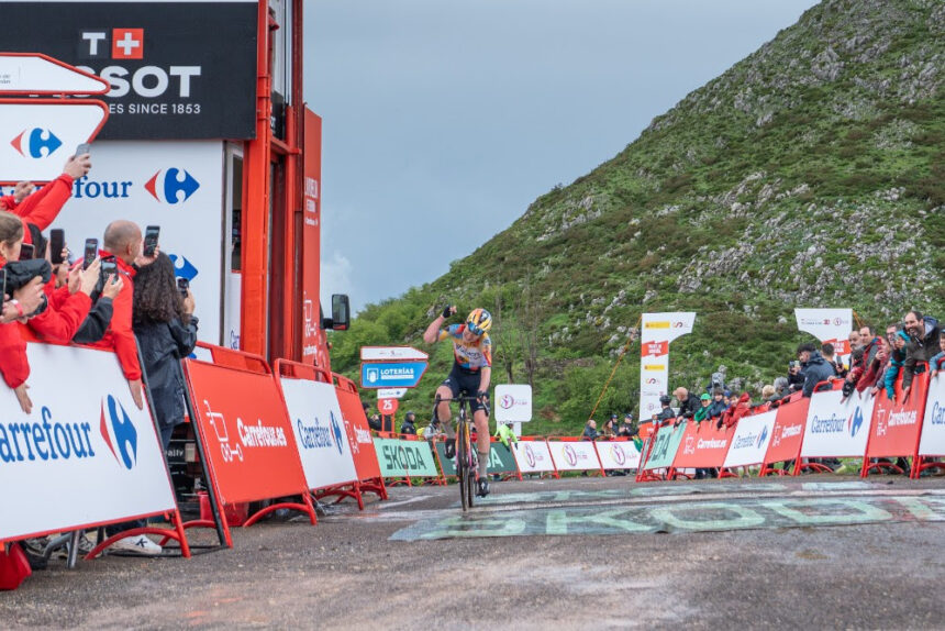 El Pelotón Van der Breggen y Blasi ponen la emoción en Les Praeres © Unipublic - Cxcling Creative Agency - Angel Camarena Van der Breggen SD Worx La Vuelta
