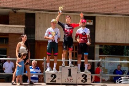 Podio de la 64ª Vuelta a Segovia con Joel Morales como ganador (Foto: @FBarceloTeam)