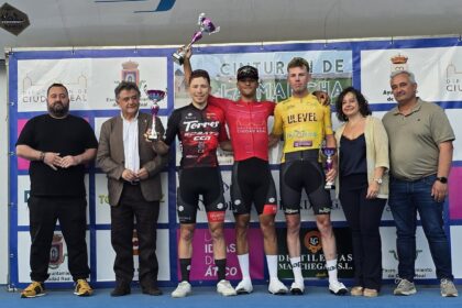 Podio de la 1ª etapa del Cinturón de La Mancha 2026 con Kevin González como ganador (Foto: @FBarceloTeam)
