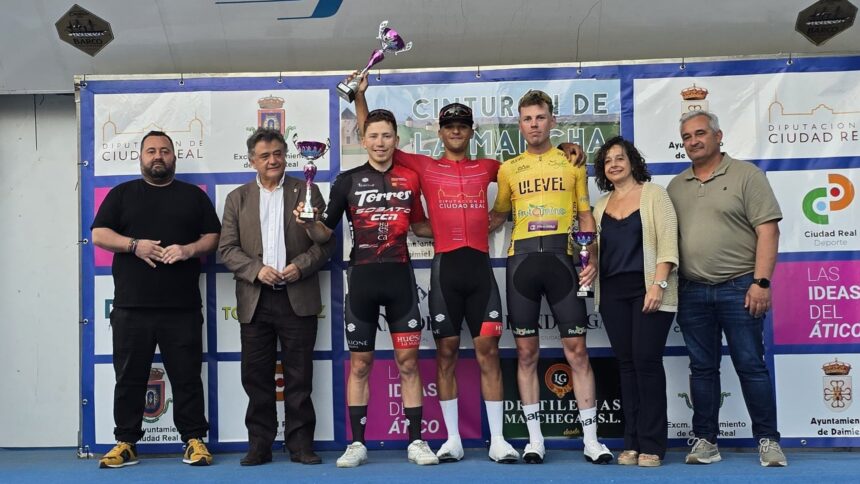 El Pelotón Torres-Sobato brilla en el inicio del Cinturón de La Mancha con doblete encabezado por Kevin González Podio de la 1ª etapa del Cinturón de La Mancha 2026 con Kevin González como ganador (Foto: @FBarceloTeam)