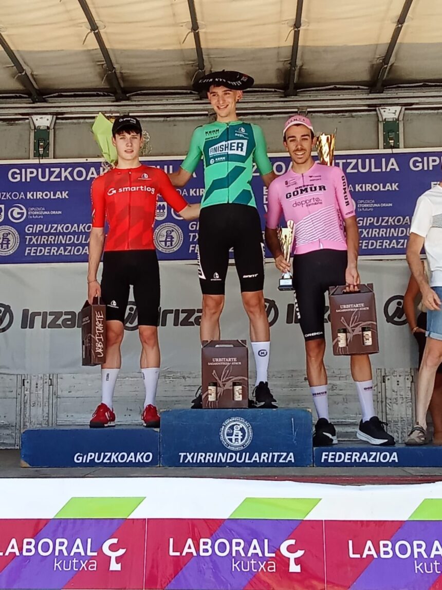 El Pelotón Unax Errasti (Finisher) triunfa en Ataun y Asier Castilla (BBK-Euskadi) se lleva el Torneo Euskaldun 2026 Podio de la prueba de Ataun con Errasti, Conejero y del Cid (Foto: @equipogomur)