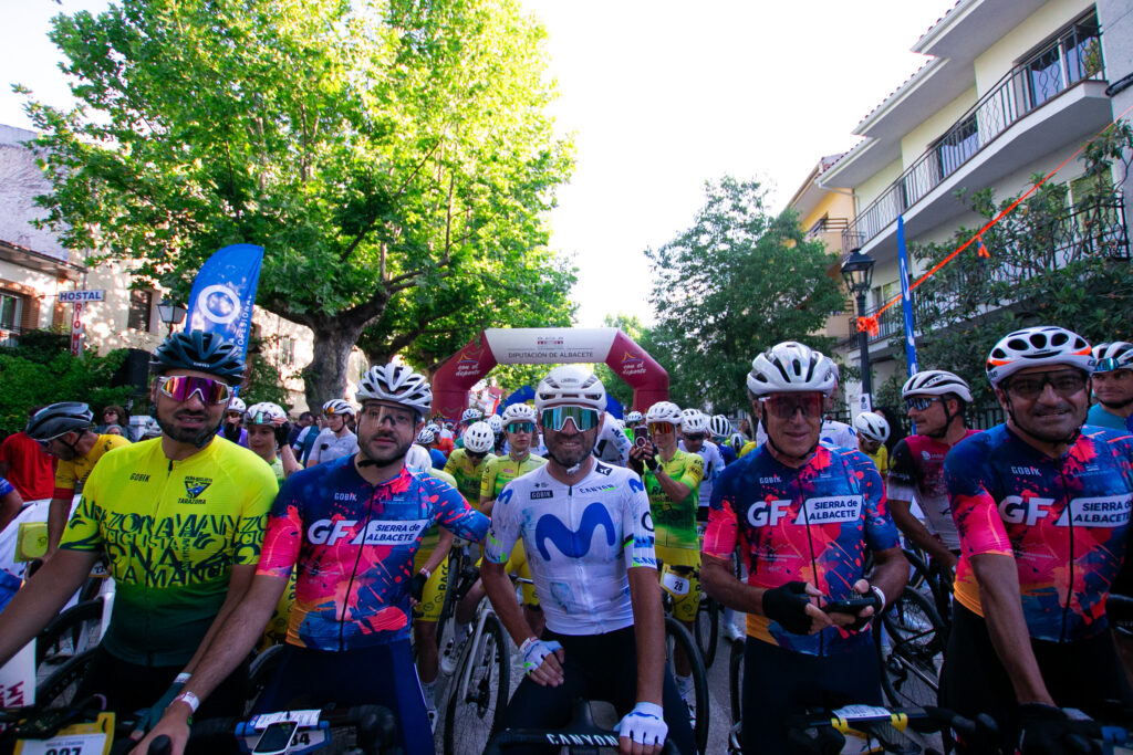 El Pelotón Fran Rus y Mónica Belda brillan entre los 2200 participantes de la Gran Fondo Sierra de Albacete Gran Fondo Sierra de Albacete