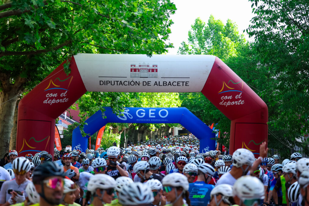 El Pelotón Fran Rus y Mónica Belda brillan entre los 2200 participantes de la Gran Fondo Sierra de Albacete El Pelotón Fran Rus y Mónica Belda brillan entre los 2200 participantes de la Gran Fondo Sierra de Albacete