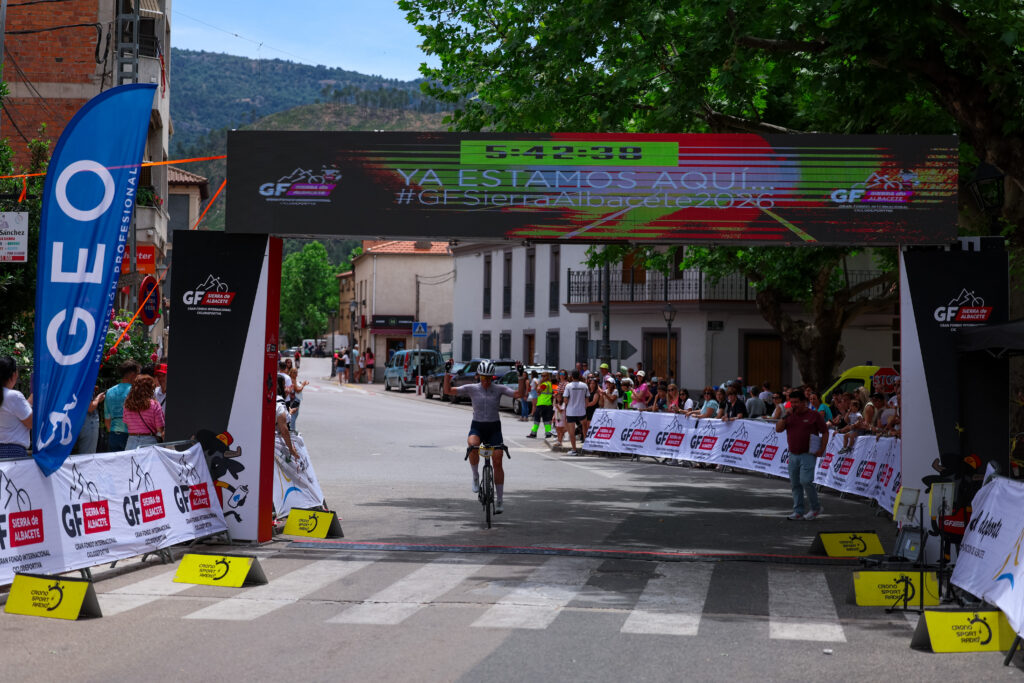 El Pelotón Fran Rus y Mónica Belda brillan entre los 2200 participantes de la Gran Fondo Sierra de Albacete Mónica Belda Gran Fondo Sierra de Albacete