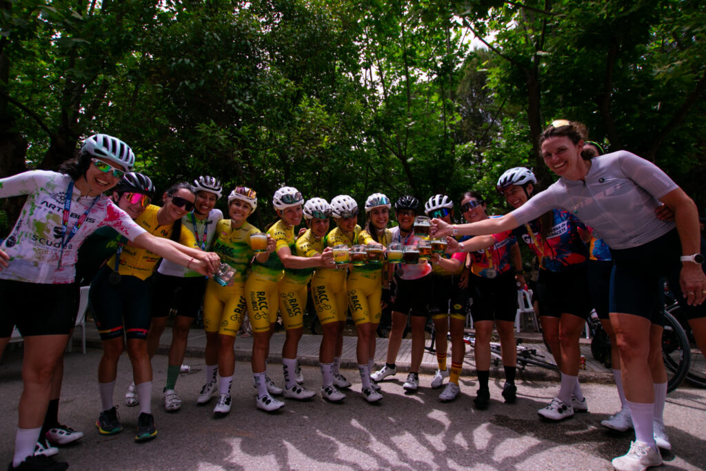 El Pelotón Fran Rus y Mónica Belda brillan entre los 2200 participantes de la Gran Fondo Sierra de Albacete Gran Fondo Sierra de Albacete