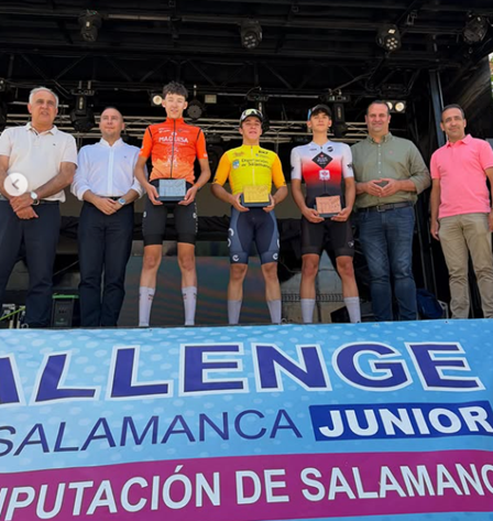 El Pelotón Vendaval del Maguisa-Guijuelo en el cierre de la Vuelta a Salamanca junior que se va para David González (Aldesa-Galapagar) Podio final de la Vuelta a Salamanca junior 2026 (Foto: @vuelta.salamanca.junior)