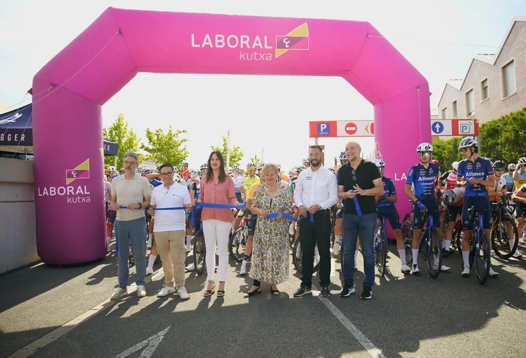 El Pelotón Lucas Blanco (Picusa Academy) conquista la Clásica Araba Vitoria Gasteiz Corte de cinta Clásica Araba Vitoria Gasteiz