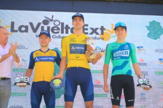 El Pelotón Óscar Fuentes se lleva la Vuelta a Extremadura impulsado por una exhibición coral del Equipo Cortizo