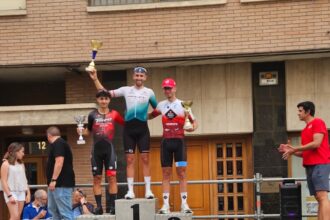 Podio de la 42ª Vuelta a los Pinares Segovianos 2026 con Orts, Fernández y Cuella