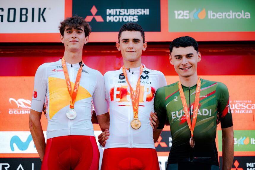 Podio del #CESabiñánigo26 de CRI sub-23 masculino (Foto: RFEC)