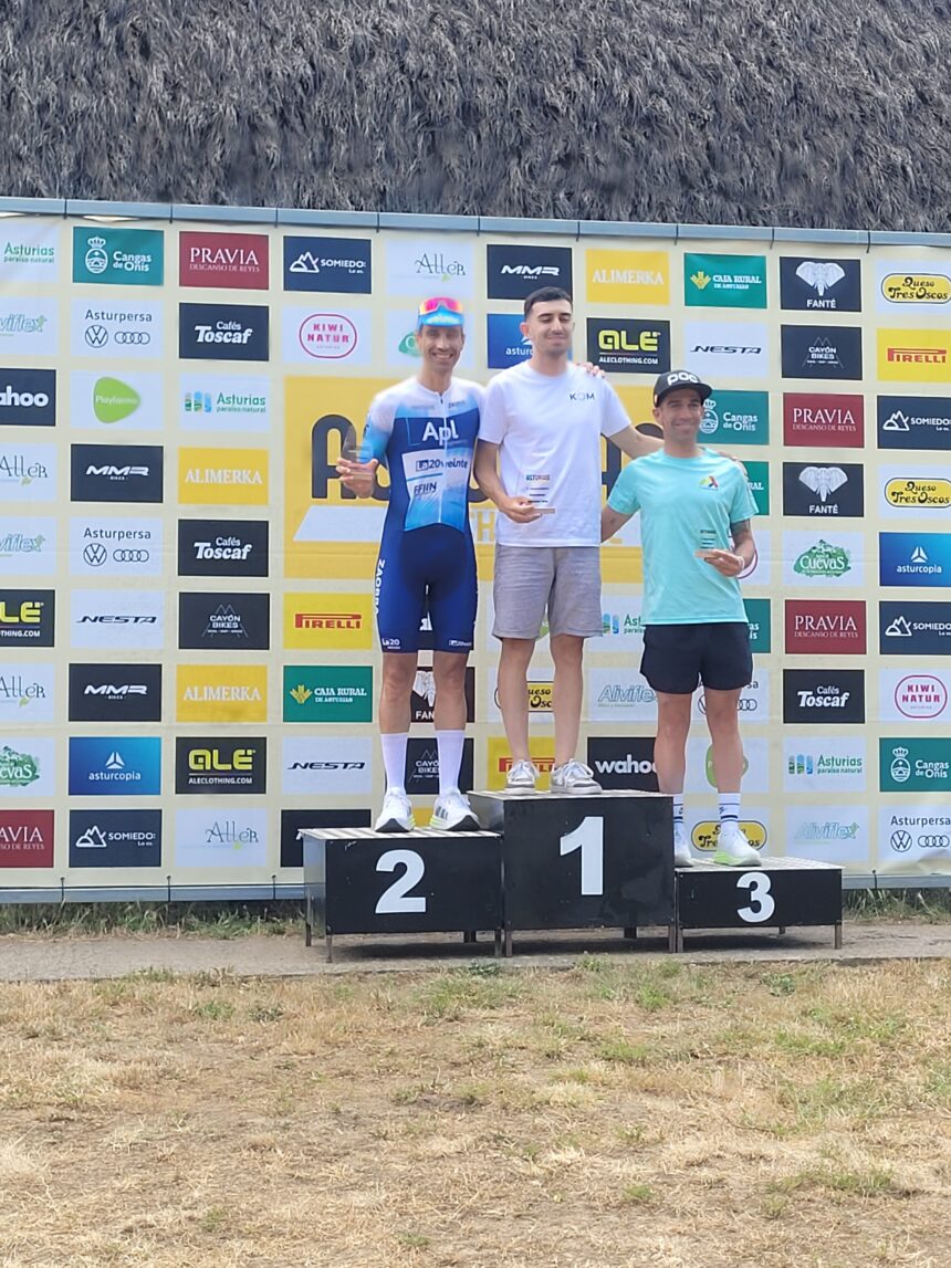 Podio final de la prueba de Somiedo de la Asturias Challenge 2026 (Foto: Fabio López/Ciclismo El Pelotón)