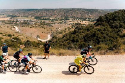 El Pelotón El Vigo-Rías Baixas exhibe su casta en la Vuelta a Madrid Sub-23