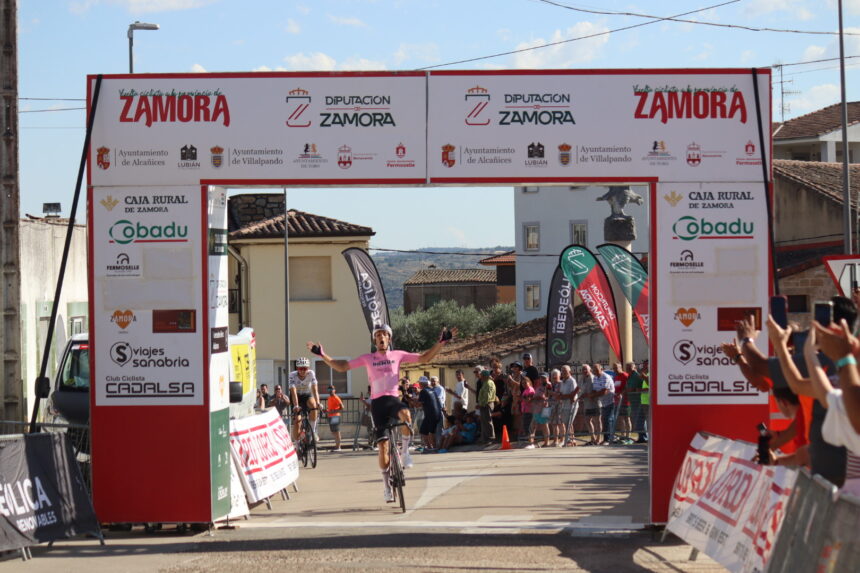 El Pelotón Alejandro del Cid (Gomur) es el más fuerte en Fermoselle y el primer líder de la Vuelta a la Provincia de Zamora Alejandro del Cid Gomur Fermoselle Vuelta a la Provincia de Zamora