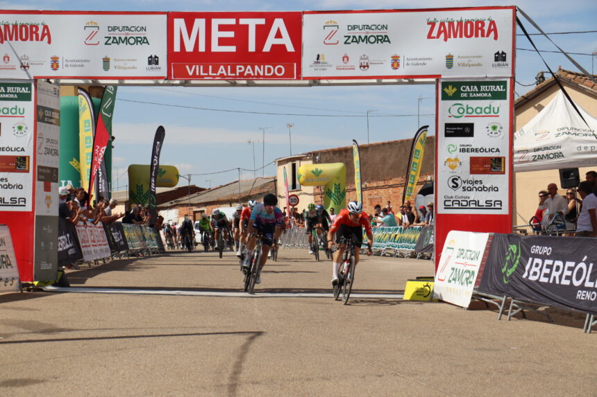 El Pelotón Diego Ruiz de Arcaute se impone en Villalpando y Óscar Vian conserva el liderato de la Vuelta a la Provincia de Zamora El Pelotón Diego Ruiz de Arcaute se impone en Villalpando y Óscar Vian conserva el liderato de la Vuelta a la Provincia de Zamora