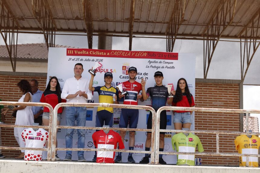 Podio final de la #VueltaCyL26 con Valenti, Fajardo y Loaisa (Foto: Alberto Guervós)
