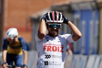 Morales gana en La Bañeza la 1ª etapa de la #VueltaCyL26 (Foto: Alberto Guervós)