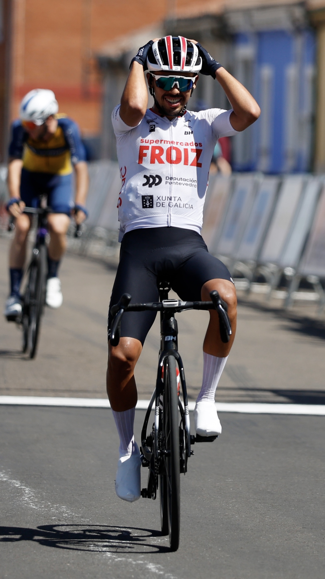 Morales gana en La Bañeza la 1ª etapa de la #VueltaCyL26 (Foto: Alberto Guervós)