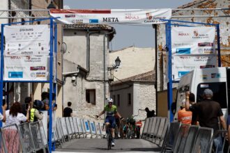Luke Valenti, vencedor en Cuéllar de la 2ª etapa de la #VueltaCyL26 (Foto: Alberto Guervós)